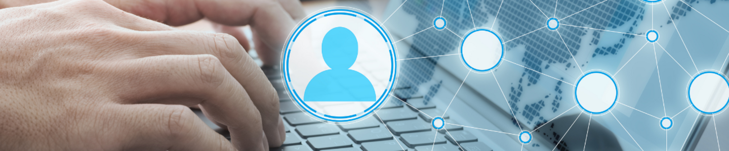 Man typt op computer om ledenadministratie in te vullen