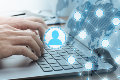 Man typt op computer om ledenadministratie in te vullen